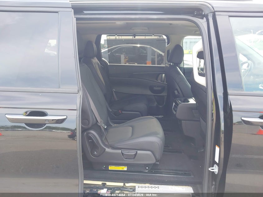 2025 KIA CARNIVAL MPV auction photo 8