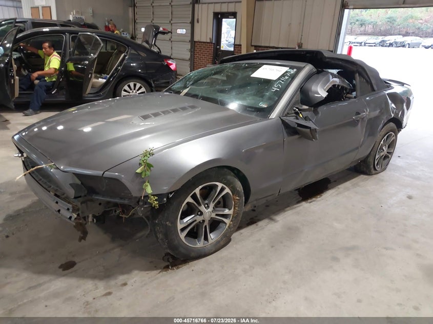 2013 FORD MUSTANG auction photo 2