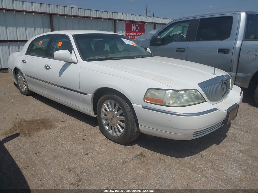 2004 LINCOLN TOWN CAR auction photo 1