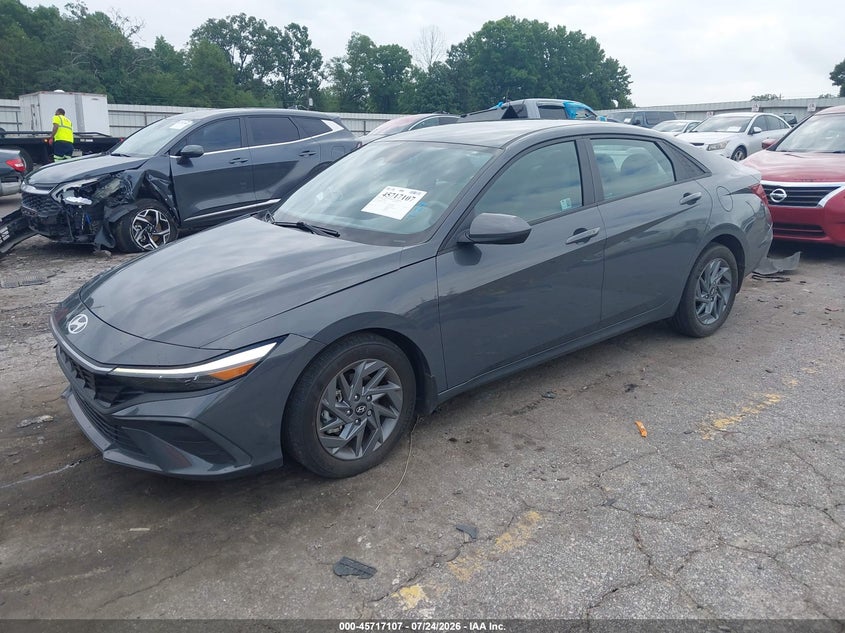 2024 HYUNDAI ELANTRA auction photo 2