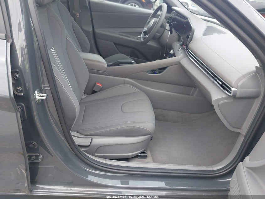 2024 HYUNDAI ELANTRA auction photo 5