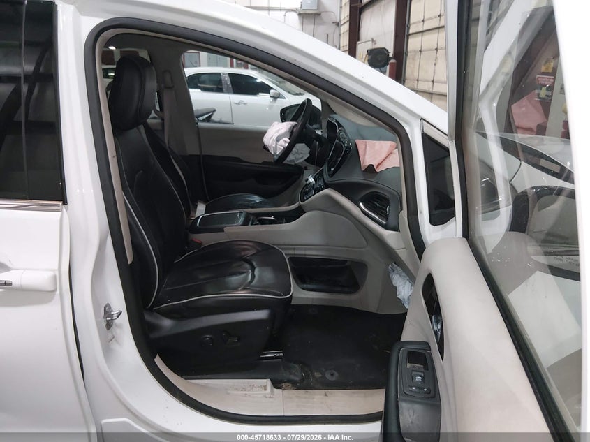 2023 CHRYSLER PACIFICA auction photo 5