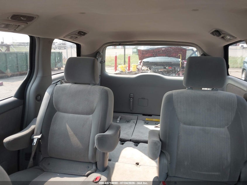 2006 TOYOTA SIENNA auction photo 8