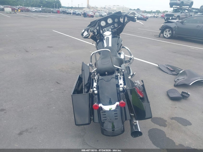 2010 HARLEY-DAVIDSON FLHX auction photo 6