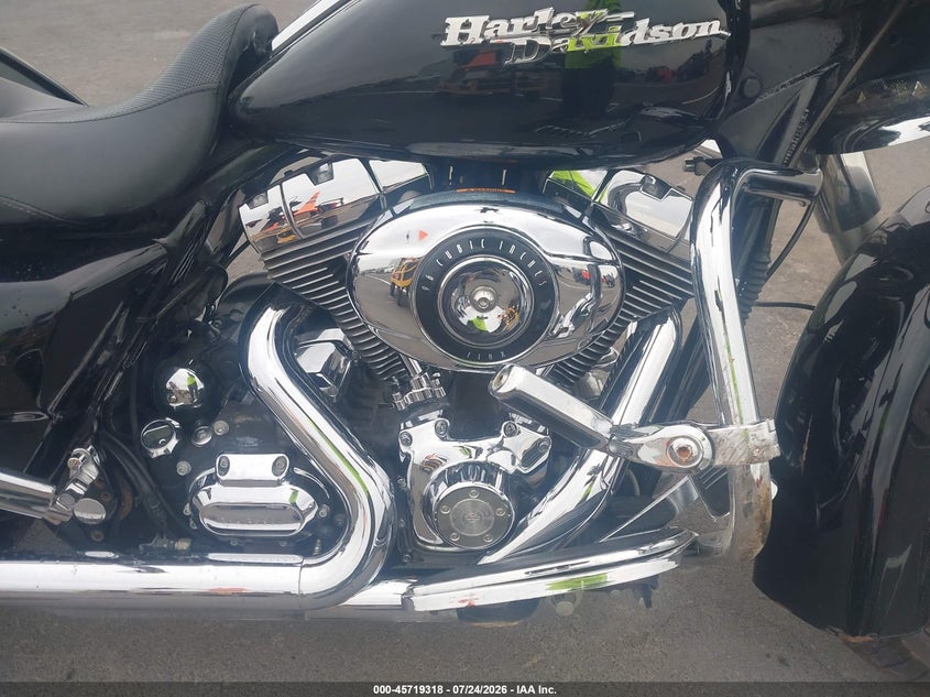 2010 HARLEY-DAVIDSON FLHX auction photo 8