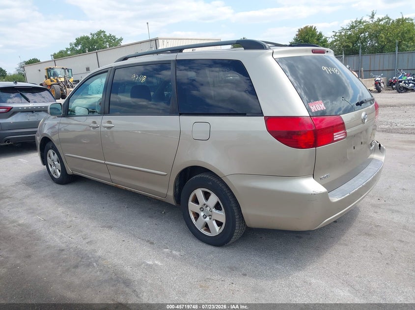 2004 TOYOTA SIENNA auction photo 3