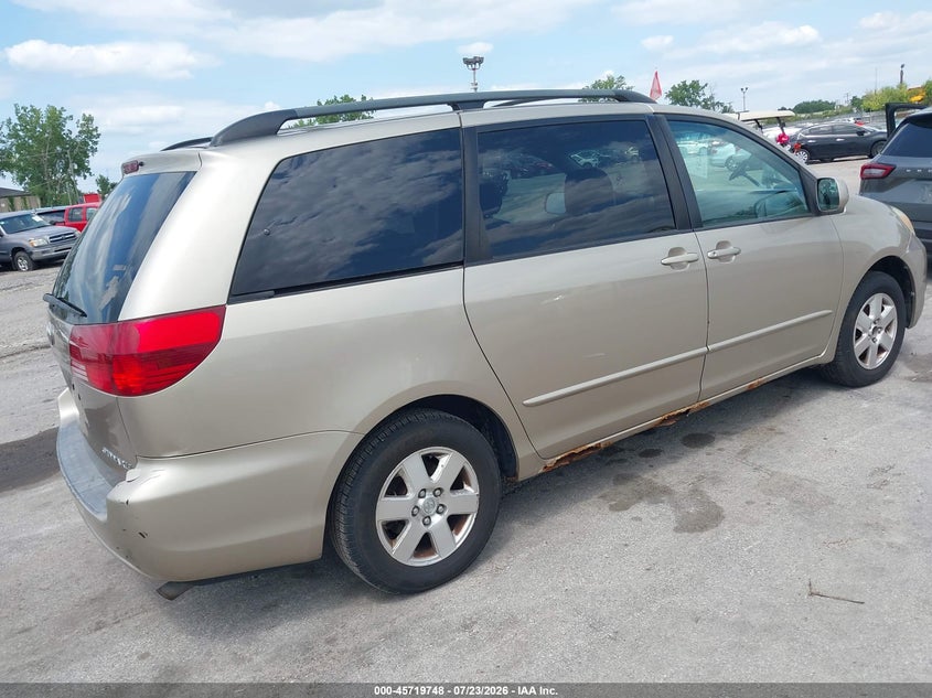 2004 TOYOTA SIENNA auction photo 4