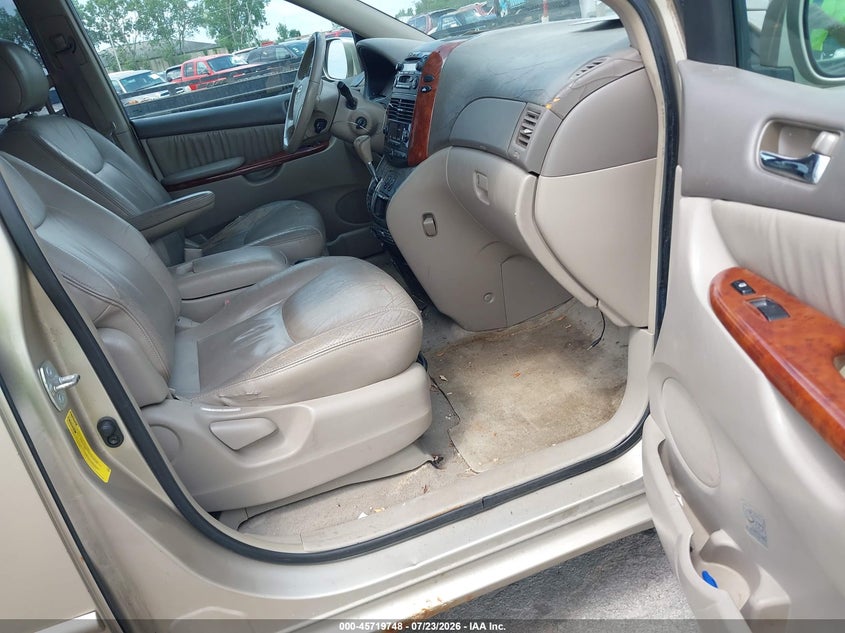 2004 TOYOTA SIENNA auction photo 5