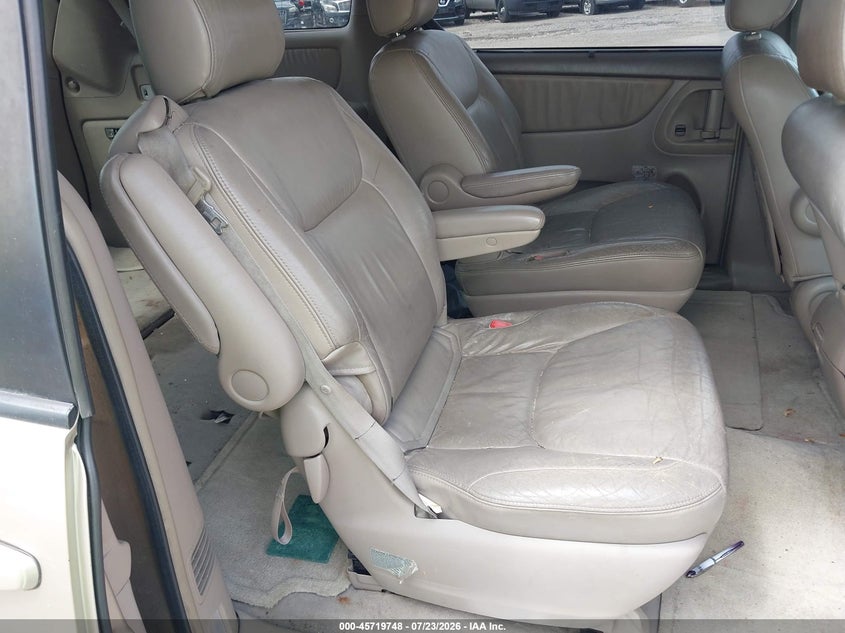 2004 TOYOTA SIENNA auction photo 8