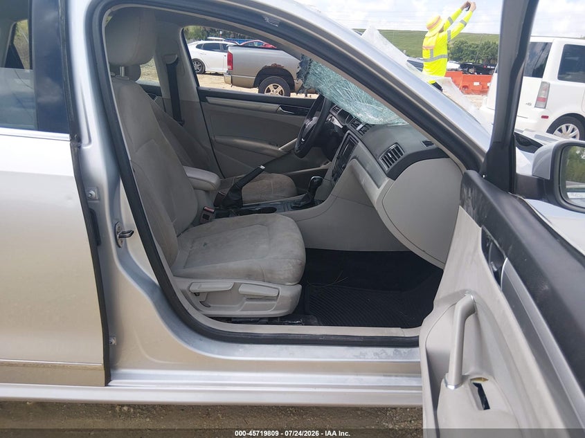 2017 VOLKSWAGEN PASSAT auction photo 5