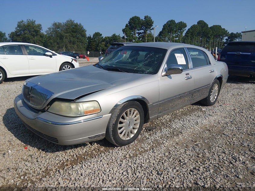2004 Lincoln Town Car Signature, Roof, IAAI, VIN 1LNHM81W54Y677671 — photo 2