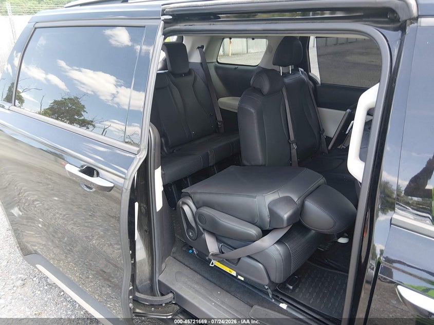 2024 KIA CARNIVAL MPV auction photo 8