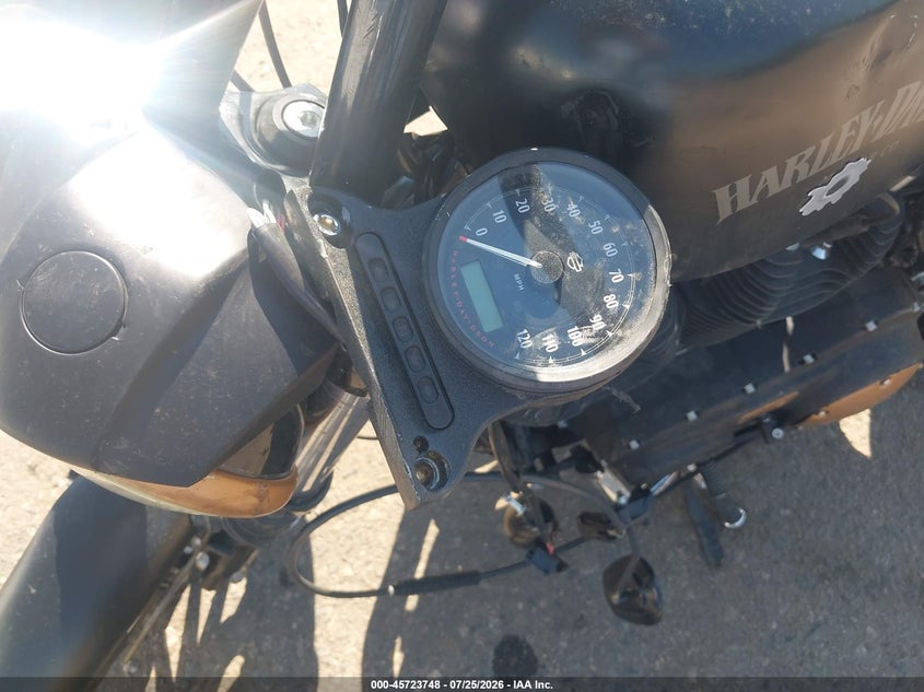 HARLEY-DAVIDSON XL883 2014