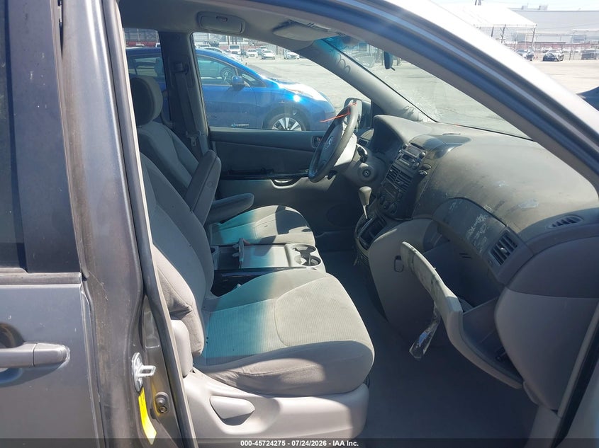 2004 TOYOTA SIENNA auction photo 5