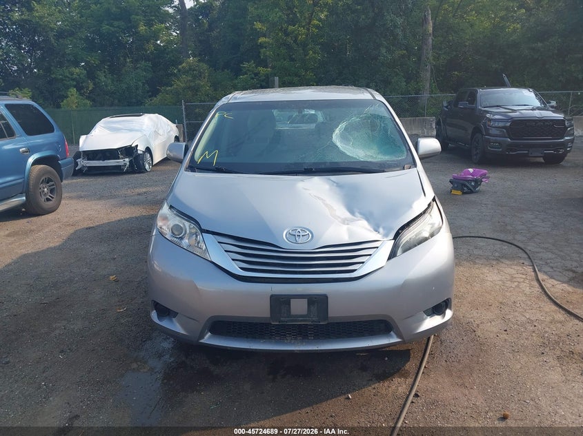 TOYOTA SIENNA - zdjęcie 12