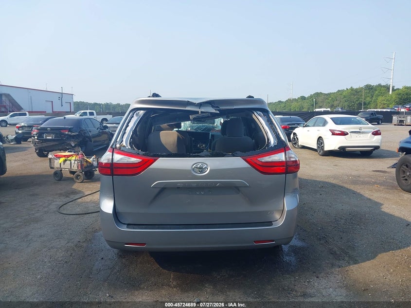 TOYOTA SIENNA - zdjęcie 16