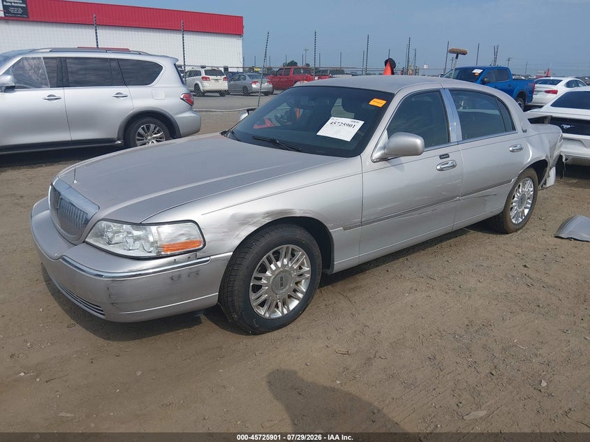 2011 LINCOLN TOWN CAR auction photo 2