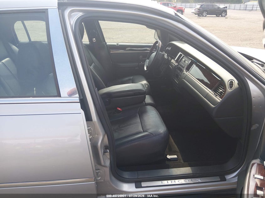 2011 LINCOLN TOWN CAR auction photo 5