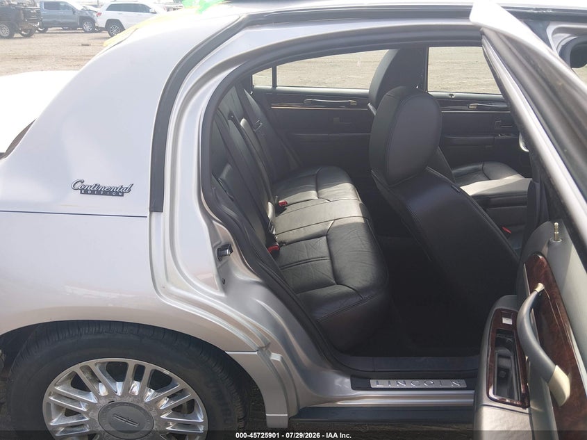 2011 LINCOLN TOWN CAR auction photo 8