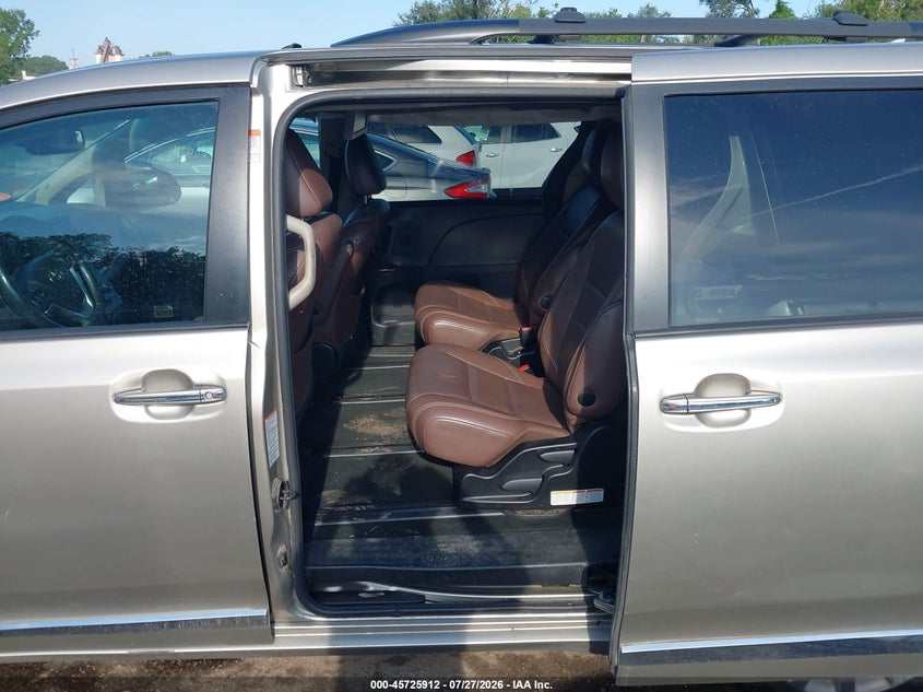 TOYOTA SIENNA - zdjęcie 8