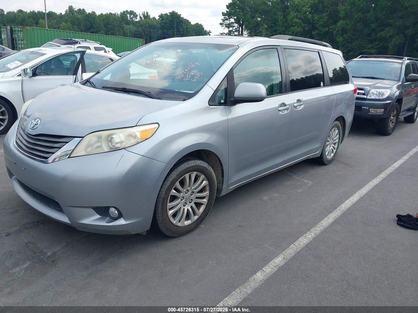 2011 TOYOTA SIENNA auction photo 2