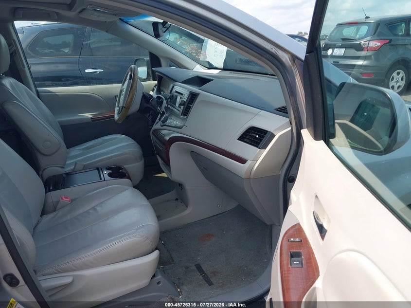 2011 TOYOTA SIENNA auction photo 5