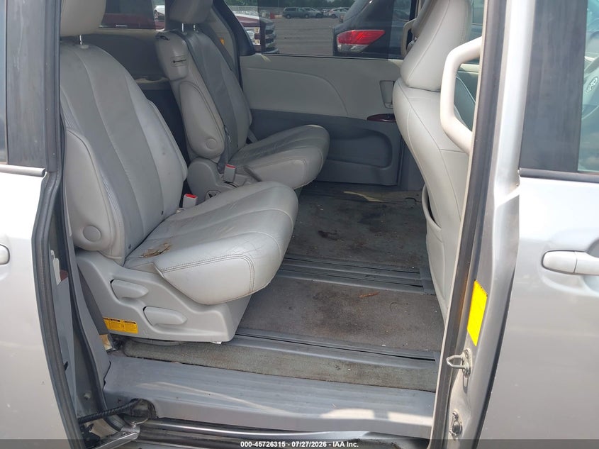 2011 TOYOTA SIENNA auction photo 8