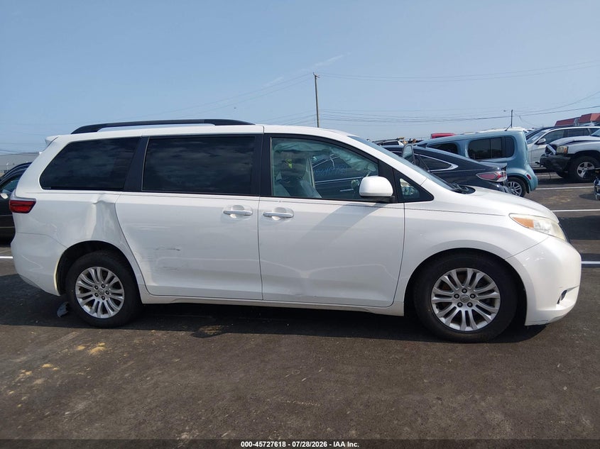TOYOTA SIENNA - zdjęcie 14