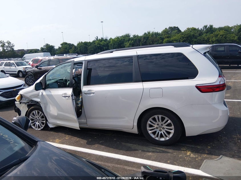 TOYOTA SIENNA - zdjęcie 15