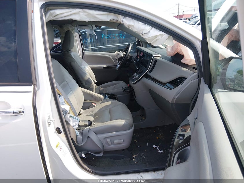TOYOTA SIENNA - zdjęcie 5