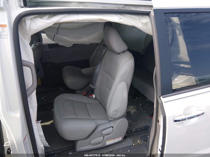 TOYOTA SIENNA - zdjęcie 8
