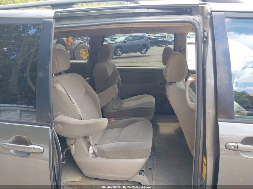 2005 TOYOTA SIENNA auction photo 8