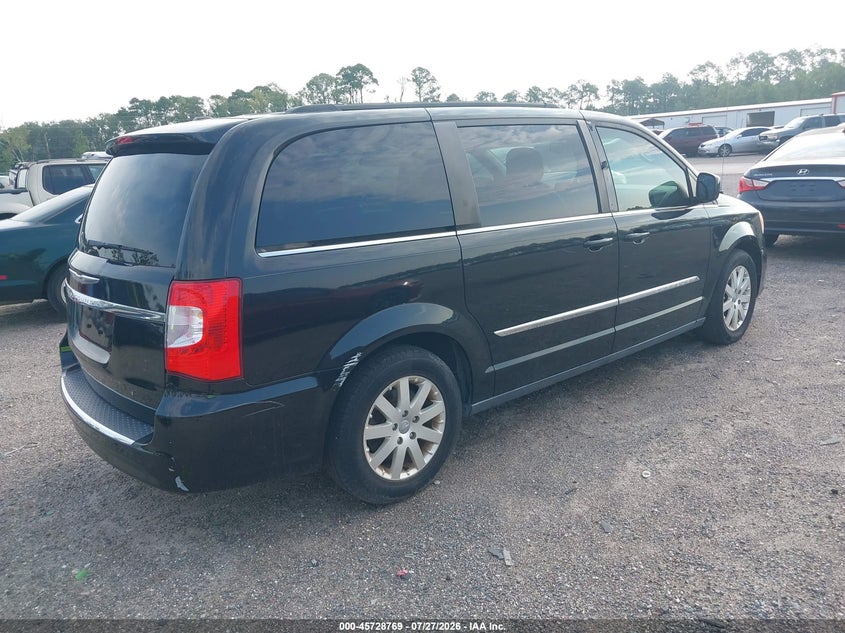 2012 CHRYSLER TOWN & COUNTRY auction photo 4