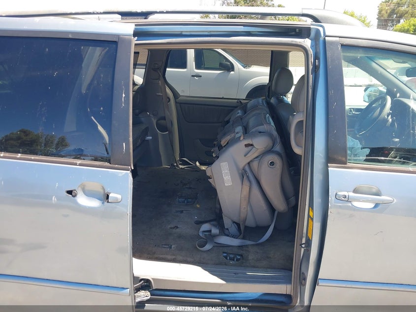 2005 TOYOTA SIENNA auction photo 8