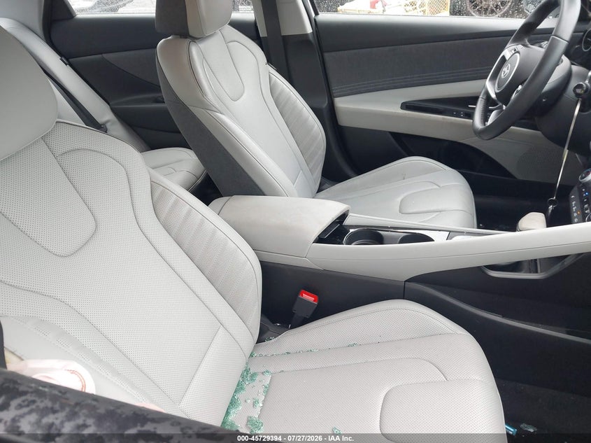 2025 HYUNDAI ELANTRA auction photo 5