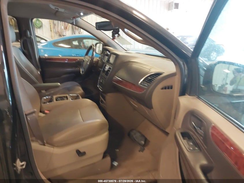 2013 CHRYSLER TOWN & COUNTRY auction photo 5