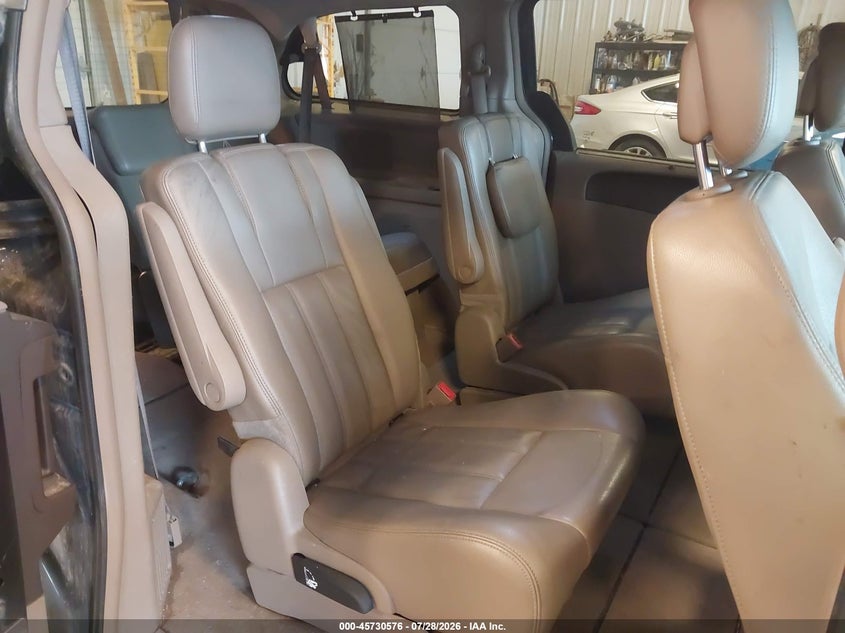 2013 CHRYSLER TOWN & COUNTRY auction photo 8