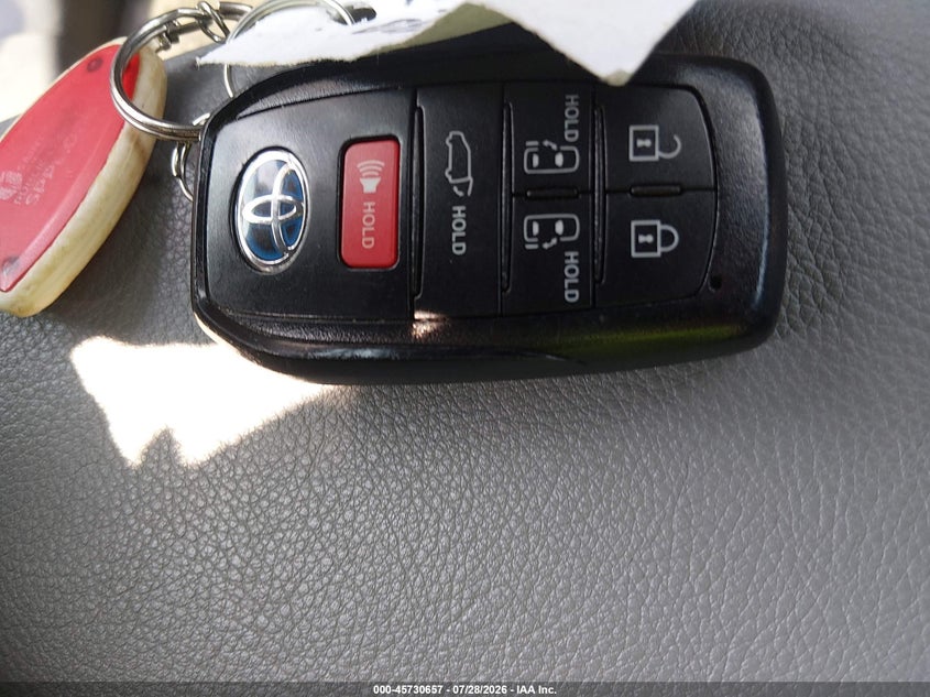 TOYOTA SIENNA - zdjęcie 11