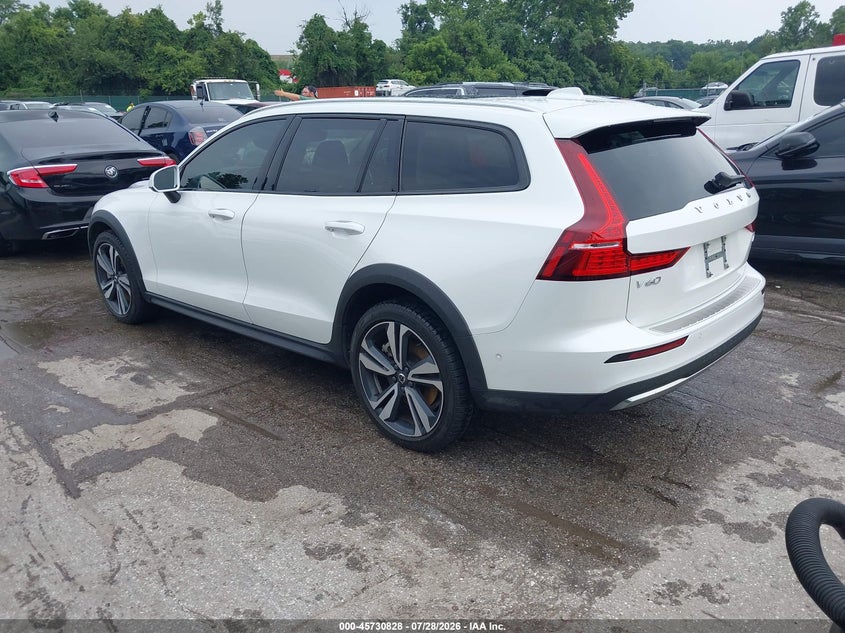 2023 VOLVO V60 CROSS COUNTRY auction photo 3