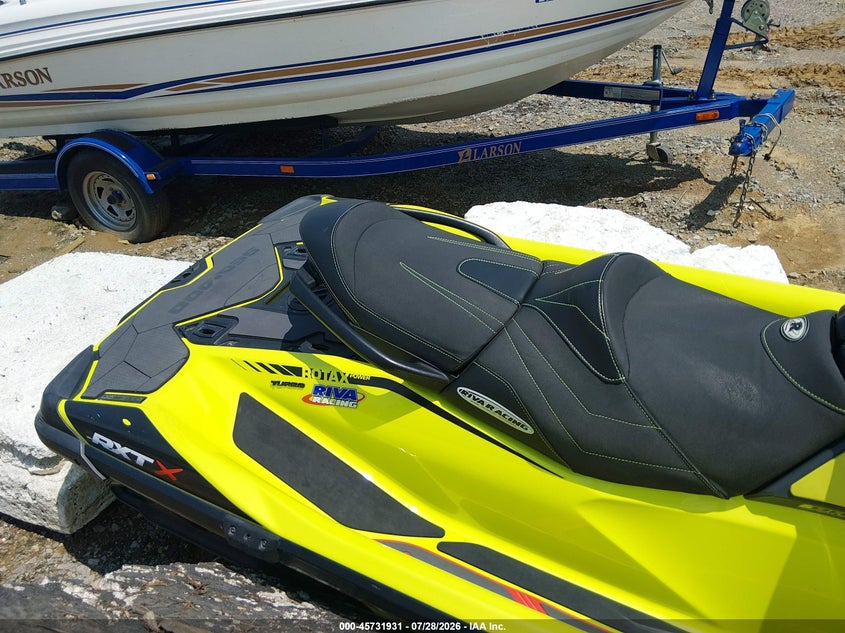 2019 SEA DOO RXT-300 auction photo 8