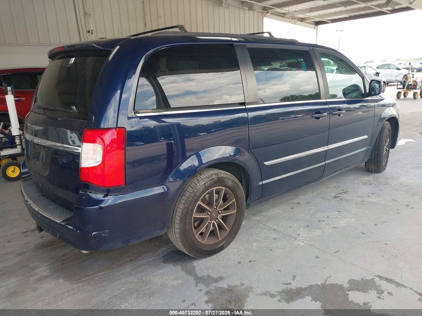 2014 CHRYSLER TOWN & COUNTRY auction photo 4
