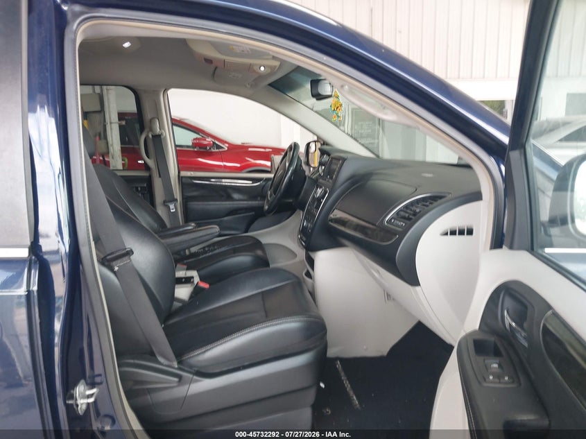 2014 CHRYSLER TOWN & COUNTRY auction photo 5
