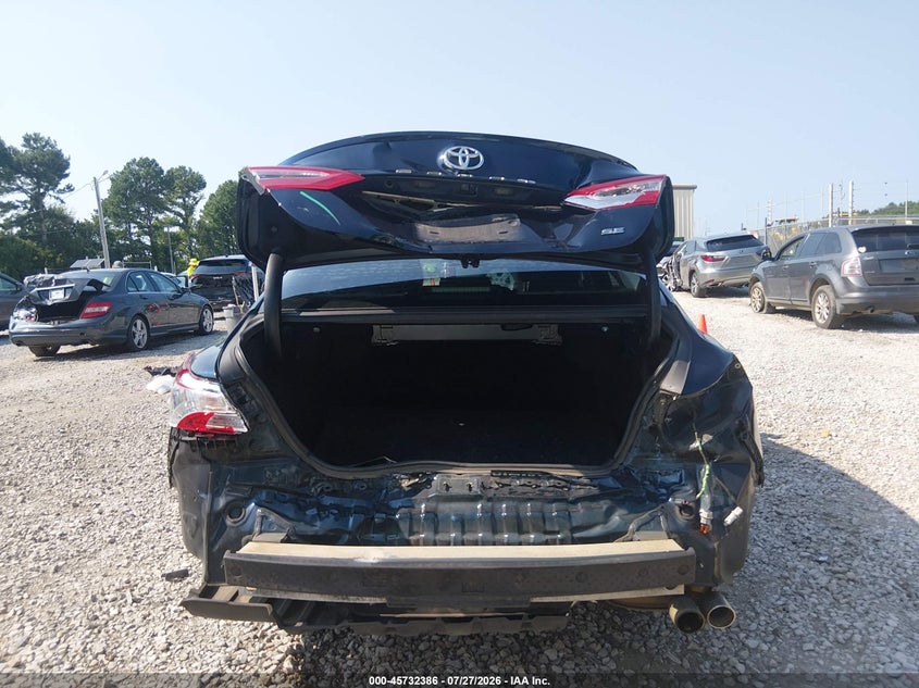 TOYOTA CAMRY - zdjęcie 16