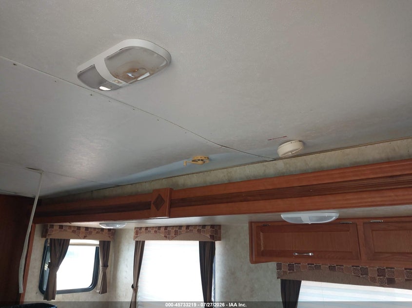 2010 STARCRAFT TRAVEL TRAILER auction photo 6