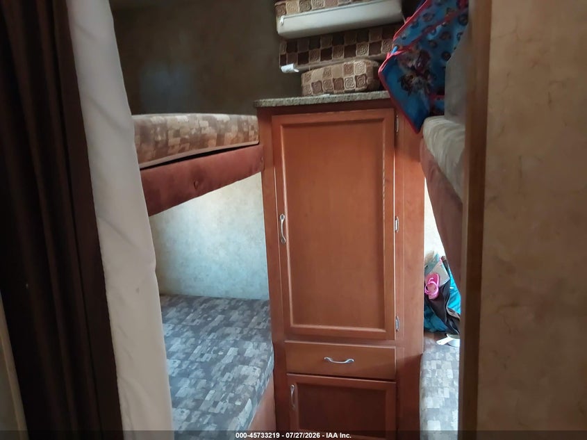 2010 STARCRAFT TRAVEL TRAILER auction photo 8
