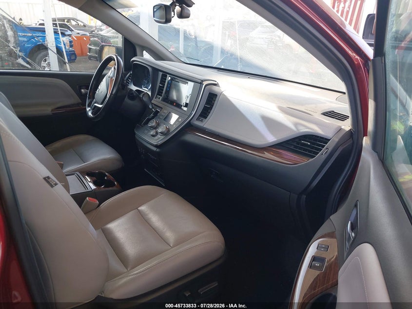 2017 TOYOTA SIENNA auction photo 5