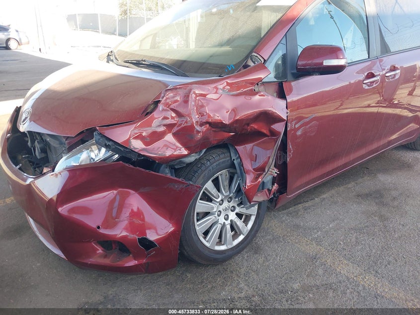 2017 TOYOTA SIENNA auction photo 6