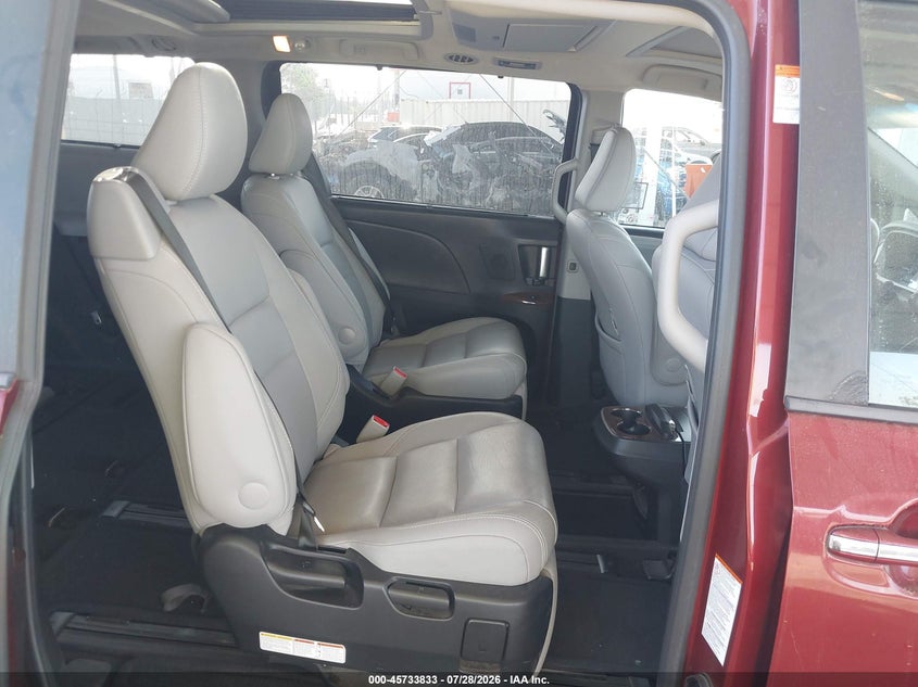 2017 TOYOTA SIENNA auction photo 8