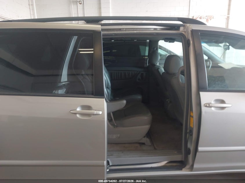 2006 TOYOTA SIENNA auction photo 8