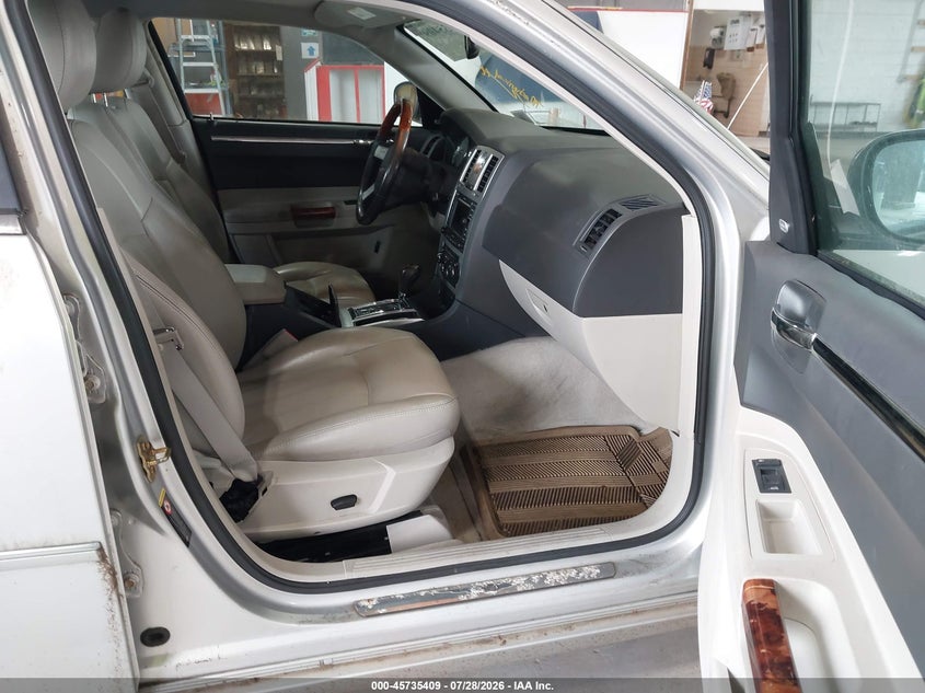 2005 CHRYSLER 300C auction photo 5